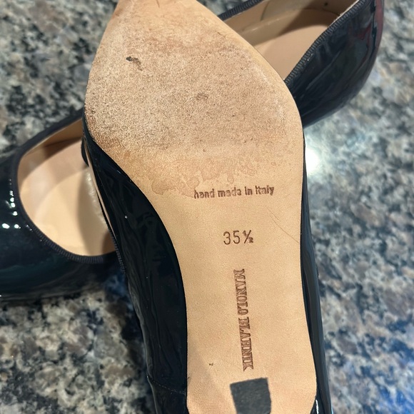 Manolo Blahnik Patent Leather Silver Cap-Toe Mary Jane Pumps - Size 35.5 - Picture 9 of 9